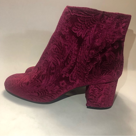 Zigi Soho Embroidered Booties with Round Toe and Brass Zipper, size 7.5. - Picture 3 of 12